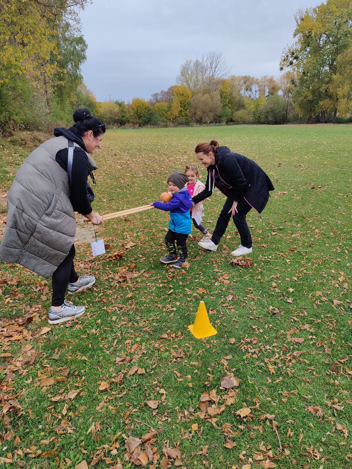 Dýňování a podzimní stezka s rodiči - obrázek: fotografie-2025-11-10t131346.840.jpg