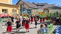 Pasování prvňáčků a vystoupení školky - obrázek číslo: 2