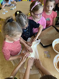 ŠD - pečení štrúdlu a ochutnávka ovoce a zeleniny - obrázek číslo: 3