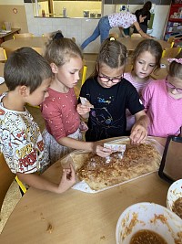 ŠD - pečení štrúdlu a ochutnávka ovoce a zeleniny - obrázek číslo: 5