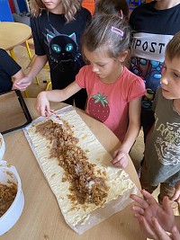 ŠD - pečení štrúdlu a ochutnávka ovoce a zeleniny - obrázek číslo: 8