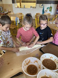 ŠD - pečení štrúdlu a ochutnávka ovoce a zeleniny - obrázek číslo: 14