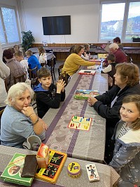 ŠD - stolní hry se seniory v místní hale - obrázek číslo: 1