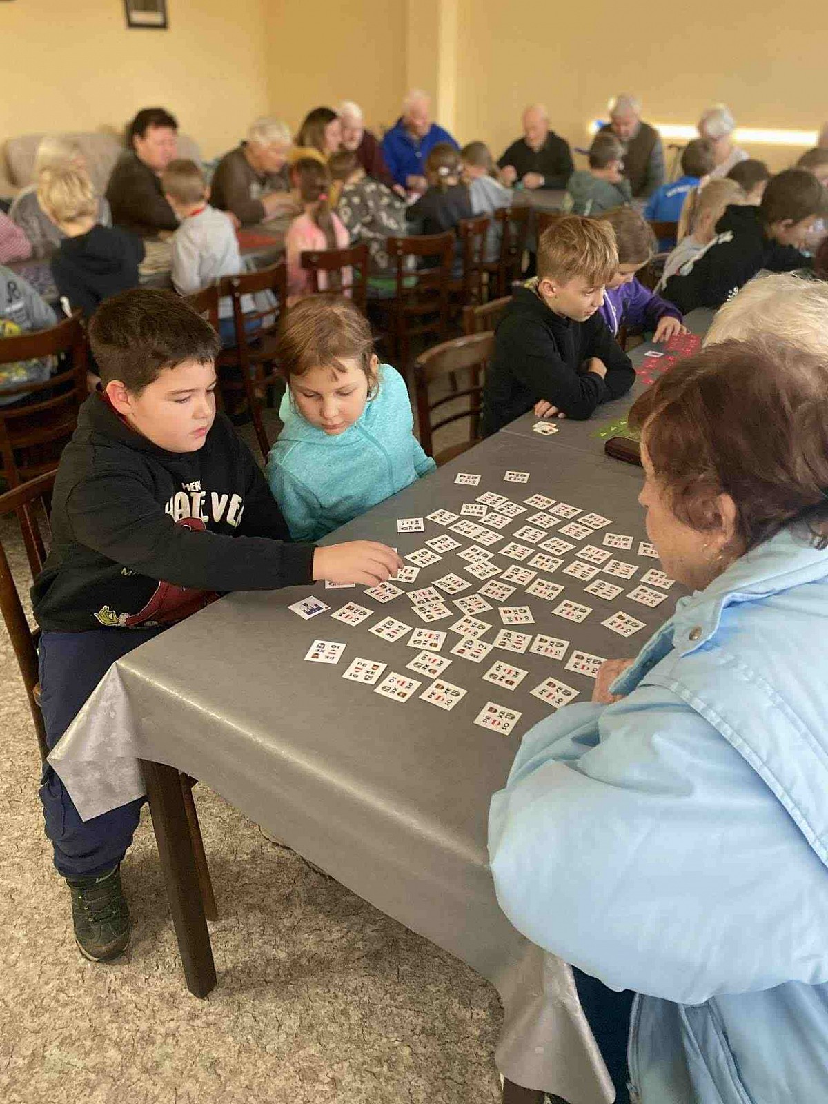 ŠD - Hraní pexesa se seniory - obrázek: 1.jpg