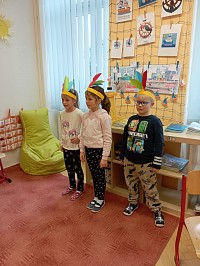 Prvňáčci se učí písmenko i - hrají si na indiány - obrázek číslo: 1