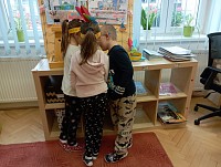 Prvňáčci se učí písmenko i - hrají si na indiány - obrázek číslo: 2