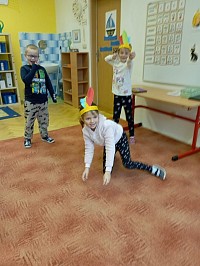 Prvňáčci se učí písmenko i - hrají si na indiány - obrázek číslo: 4