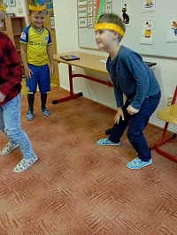 Prvňáčci se učí písmenko i - hrají si na indiány - obrázek číslo: 5