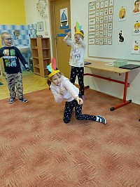 Prvňáčci se učí písmenko i - hrají si na indiány - obrázek číslo: 6