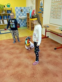 Prvňáčci se učí písmenko i - hrají si na indiány - obrázek číslo: 8