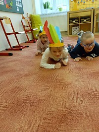 Prvňáčci se učí písmenko i - hrají si na indiány - obrázek číslo: 11