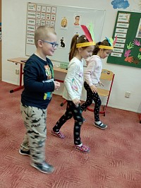 Prvňáčci se učí písmenko i - hrají si na indiány - obrázek číslo: 13