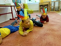 Prvňáčci se učí písmenko i - hrají si na indiány - obrázek číslo: 14