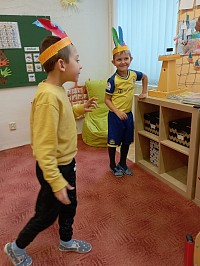 Prvňáčci se učí písmenko i - hrají si na indiány - obrázek číslo: 15