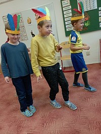 Prvňáčci se učí písmenko i - hrají si na indiány - obrázek číslo: 16