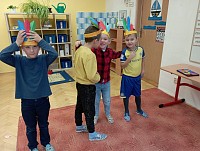Prvňáčci se učí písmenko i - hrají si na indiány - obrázek číslo: 18