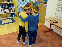 Prvňáčci se učí písmenko i - hrají si na indiány - obrázek číslo: 19