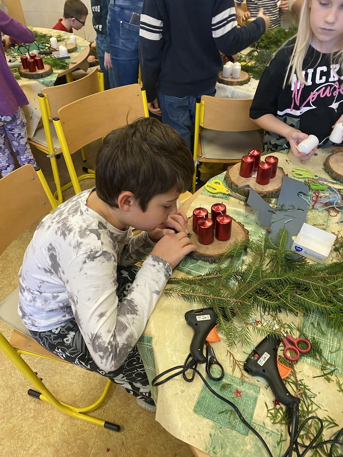 ŠD - Vánoční dílnička - obrázek: 363787613_869685574875403_8613759960483176342_n.jpg