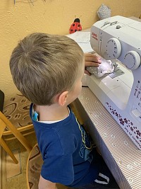 ŠD - šití domečků z pohanky - obrázek číslo: 4