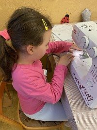 ŠD - šití domečků z pohanky - obrázek číslo: 6