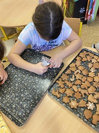 ŠD - zdobení perníčků - obrázek číslo: 3