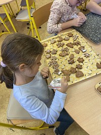 ŠD - zdobení perníčků - obrázek číslo: 5