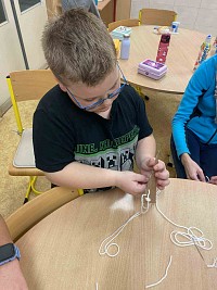 ŠD - obšívání vánočního stromu - obrázek číslo: 10