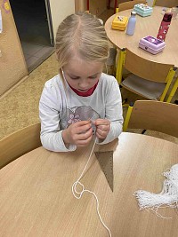 ŠD - obšívání vánočního stromu - obrázek číslo: 8