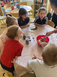 ŠD - výroba semínkových koulí pro ptáčky - obrázek číslo: 4