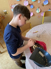 ŠD - výroba semínkových koulí pro ptáčky - obrázek číslo: 6