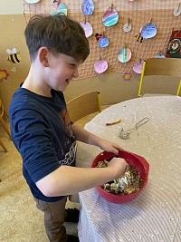 ŠD - výroba semínkových koulí pro ptáčky - obrázek číslo: 12