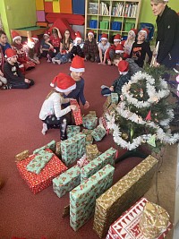 Vánoční besídka - zpěv a dárky - obrázek číslo: 9