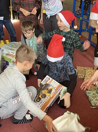 Vánoční besídka - zpěv a dárky - obrázek číslo: 11