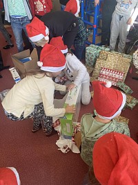 Vánoční besídka - zpěv a dárky - obrázek číslo: 17