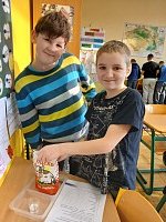 Hodina přírodovědy ve 4. a 5. třídě / zkoumání vlastnosti látek - obrázek číslo: 1