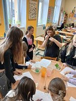 Hodina přírodovědy ve 4. a 5. třídě / zkoumání vlastnosti látek - obrázek číslo: 4