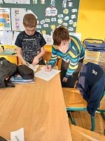 Hodina přírodovědy ve 4. a 5. třídě / zkoumání vlastnosti látek - obrázek číslo: 5