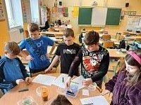 Hodina přírodovědy ve 4. a 5. třídě / zkoumání vlastnosti látek - obrázek číslo: 11