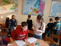 Hodina přírodovědy ve 4. a 5. třídě / zkoumání vlastnosti látek - obrázek číslo: 12