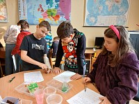 Hodina přírodovědy ve 4. a 5. třídě / zkoumání vlastnosti látek - obrázek číslo: 13