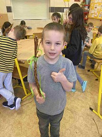 ŠD - pletení pomlázky s panem Peškou - obrázek číslo: 2