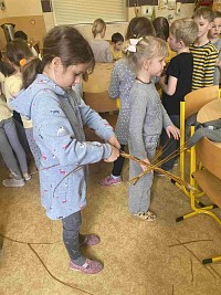ŠD - pletení pomlázky s panem Peškou - obrázek číslo: 19