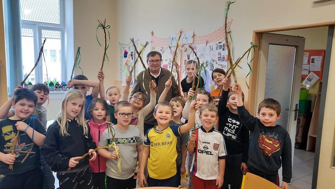 ŠD - Pan Peška - pletení pomlázky - obrázek: 1-1-.jpg