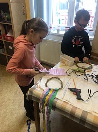 ŠD - výroba jarních věnečků na Vítání jara - obrázek číslo: 7
