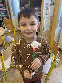 ŠD - výroba kytek k MDŽ - obrázek číslo: 11