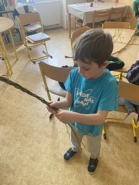 ŠD - pletení pomlázky s panem Peškou - obrázek číslo: 4