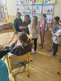 ŠD - pletení pomlázky s panem Peškou - obrázek číslo: 6