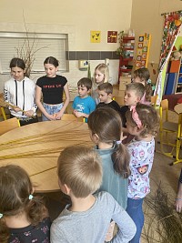 ŠD - pletení pomlázky s panem Peškou - obrázek číslo: 13