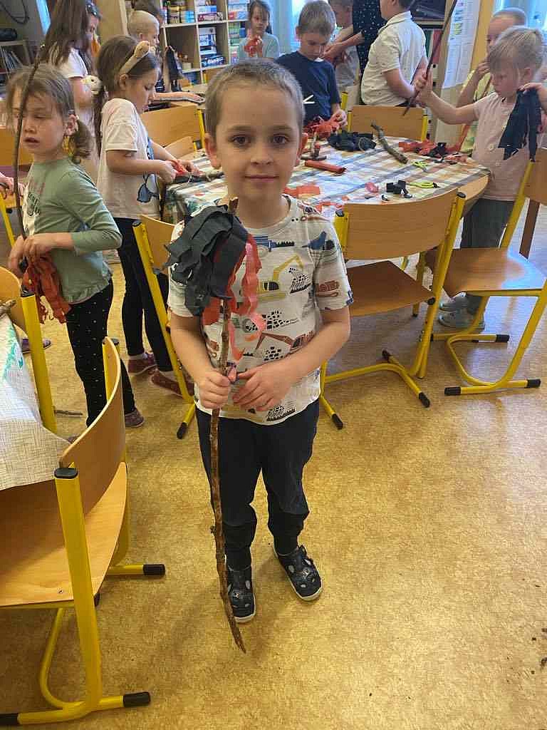 ŠD - výroba čarodějnických košťátek - obrázek: 1-1.jpg