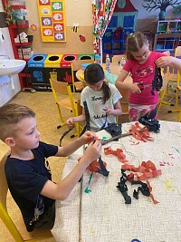 ŠD - výroba čarodějnických košťátek - obrázek číslo: 2